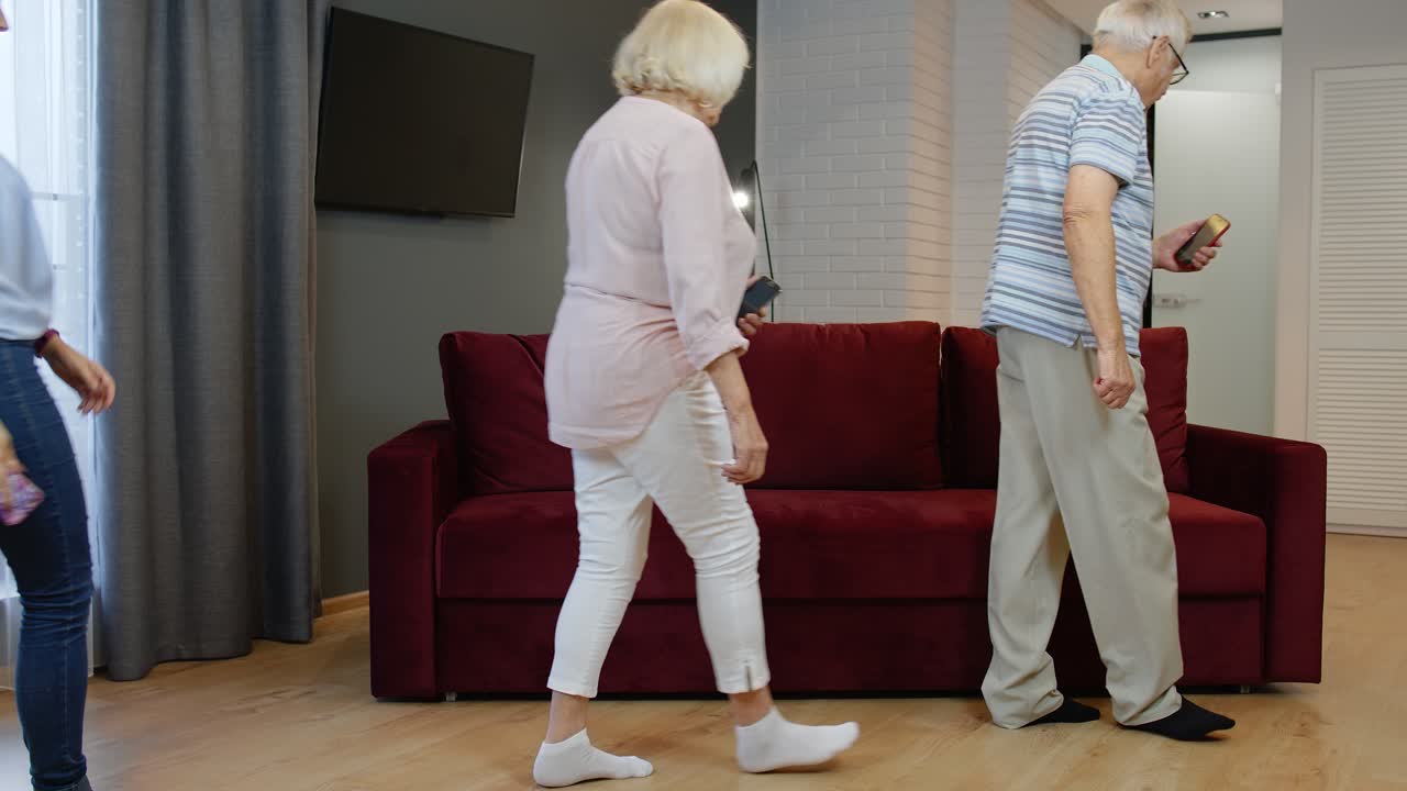 가족은 소파에 가서 개인 기기와 함께 앉습니다. 현대 기술 전화 장치에 중독되어 있습니다.