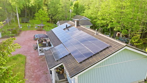 Vista-Aérea-De-Una-Casa-De-Campo-Independiente-Con-Energía-Solar,-Día-De-Verano-En-Finlandia