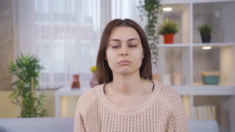 retrato de una joven infeliz y agotada.