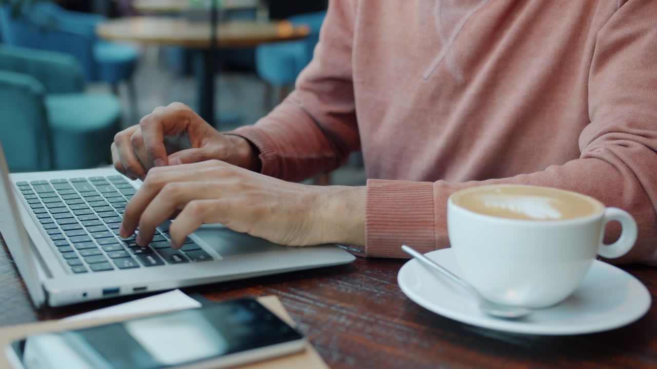 카페에서 노트북으로 일하는 사람