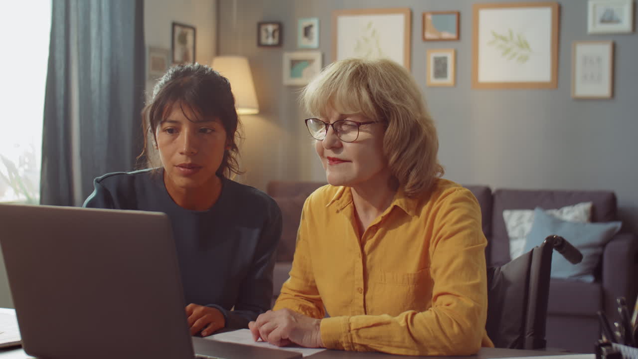 viendo algo en el portátil