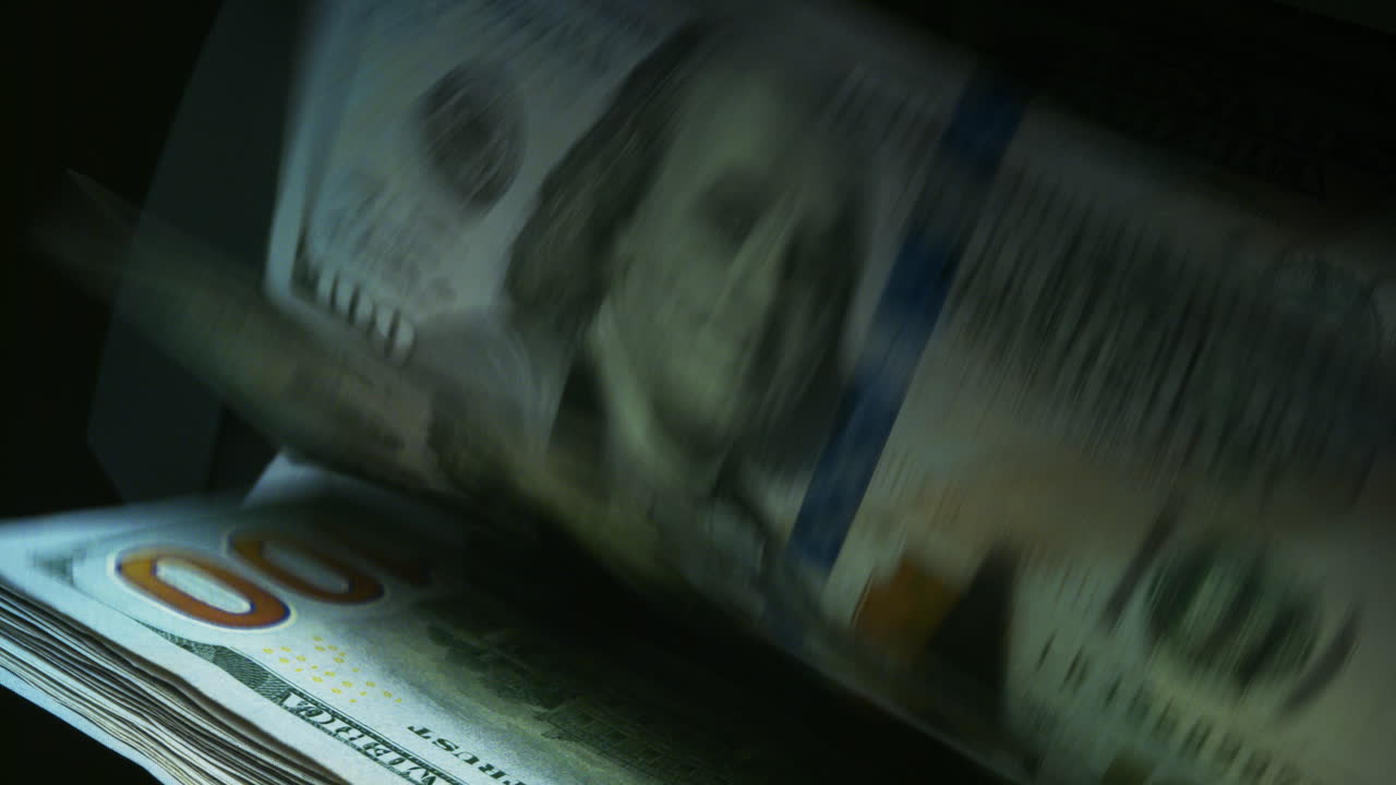 máquina de contar dinero. contador electrónico que cuenta billetes de 100 dólares