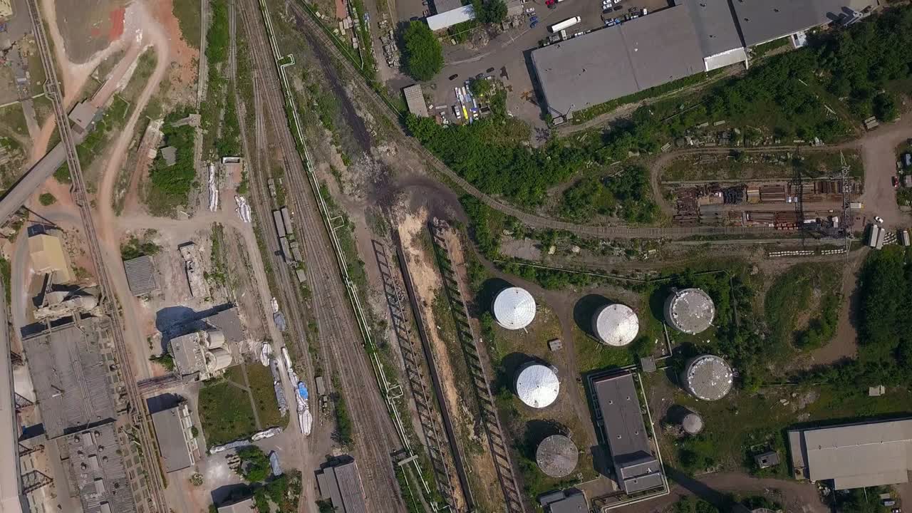 도시 근처의 큰 공장의 공중 드론 촬영