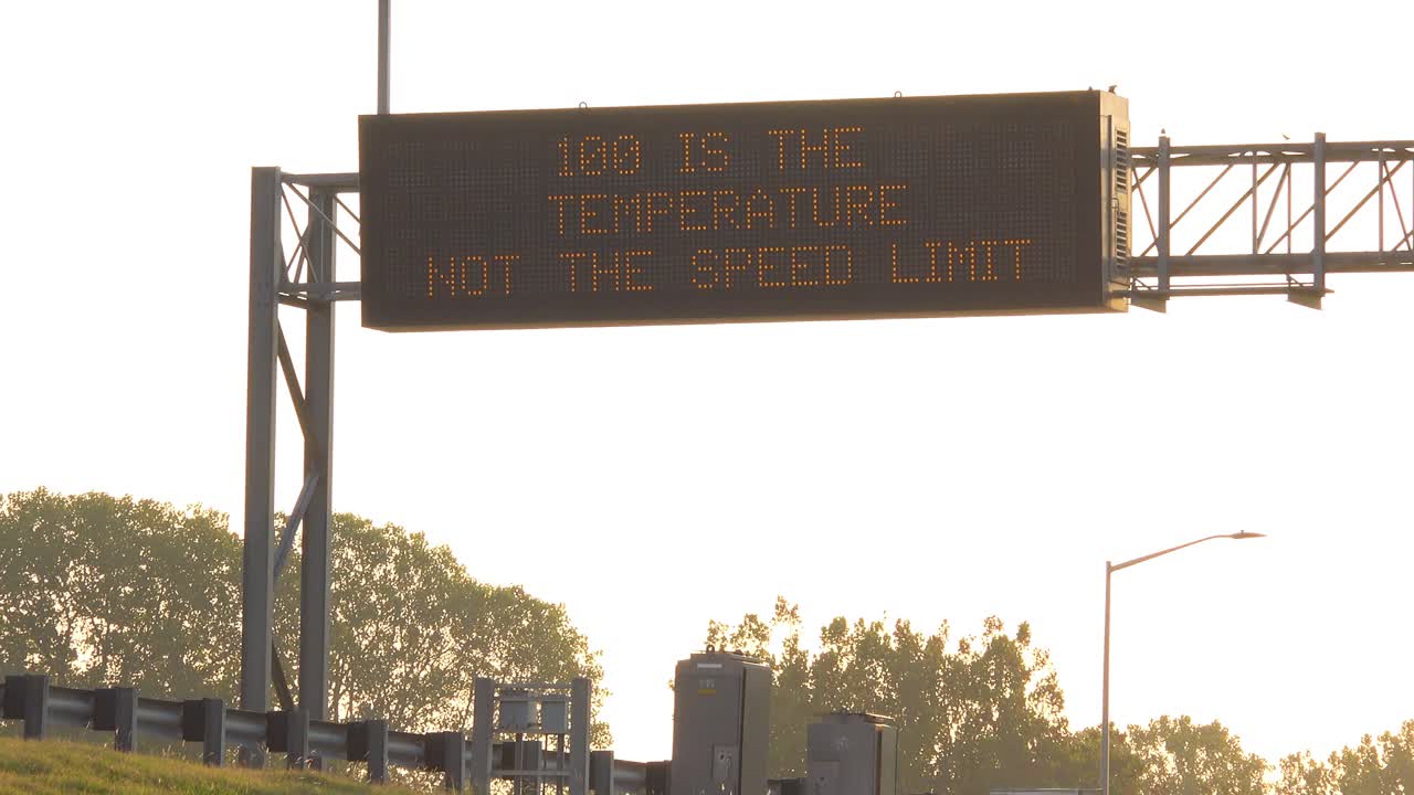 una señal de carretera humorística en un día caluroso dice que 100 grados es la temperatura, no el límite de velocidad