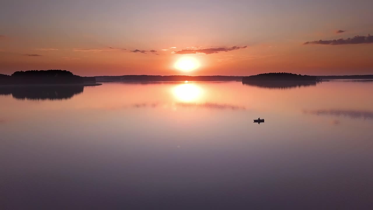 puesta de sol sobre el lago toma aérea