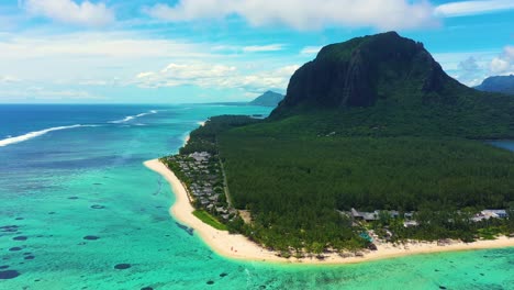 Vista-Aérea-Del-Panorama-De-La-Isla-Mauricio-Y-La-Famosa-Montaña-Le-Morne-Brabant,-Hermosa-Laguna-Azul-Y-Cascada-Submarina