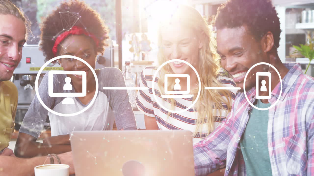 animación de iconos conectados por líneas y puntos que forman formas sobre diversos amigos que buscan en la computadora portátil.
