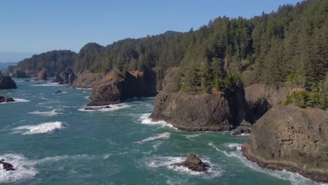 4K-Drohnenaufnahmen-Aus-Der-Luft-An-Der-Küste-Von-Oregon,-Brookings,-Nordkalifornien