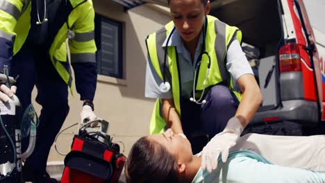 equipo de ambulancia tratando a una mujer
