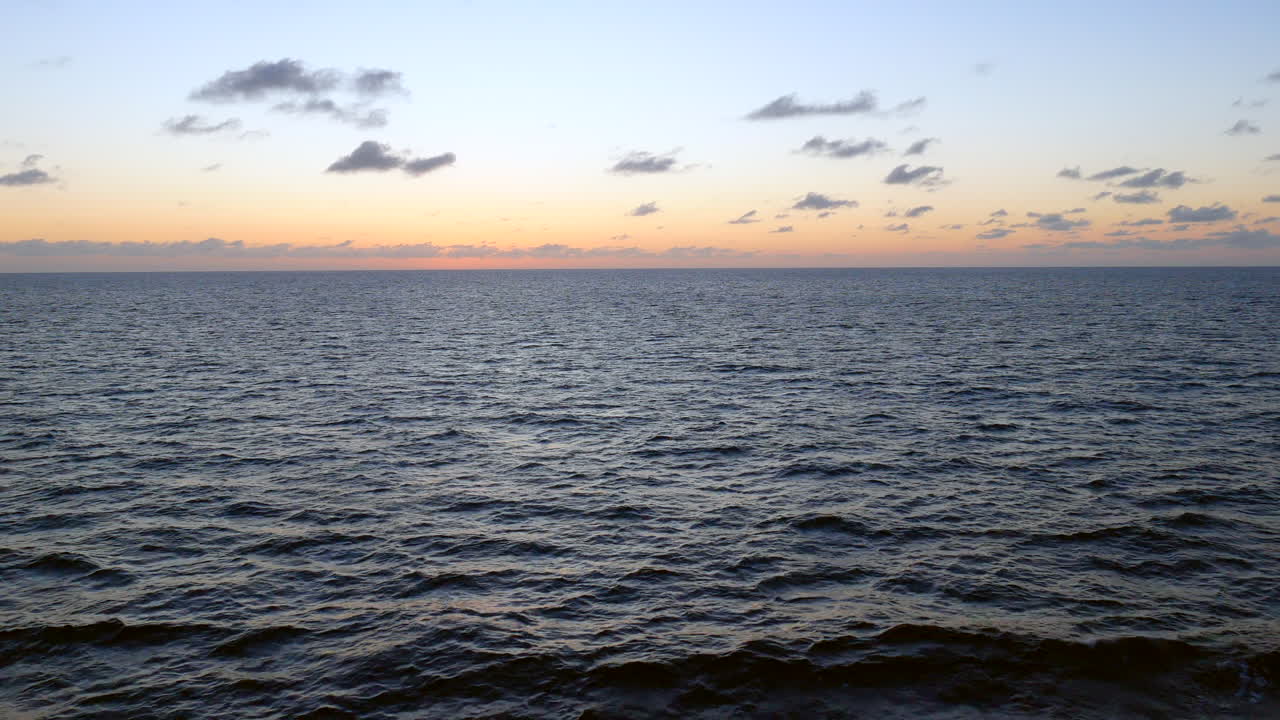 tramonto sull'oceano da una nave in movimento