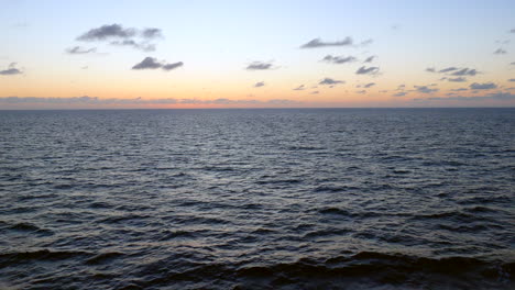 puesta de sol sobre el océano desde un barco en movimiento