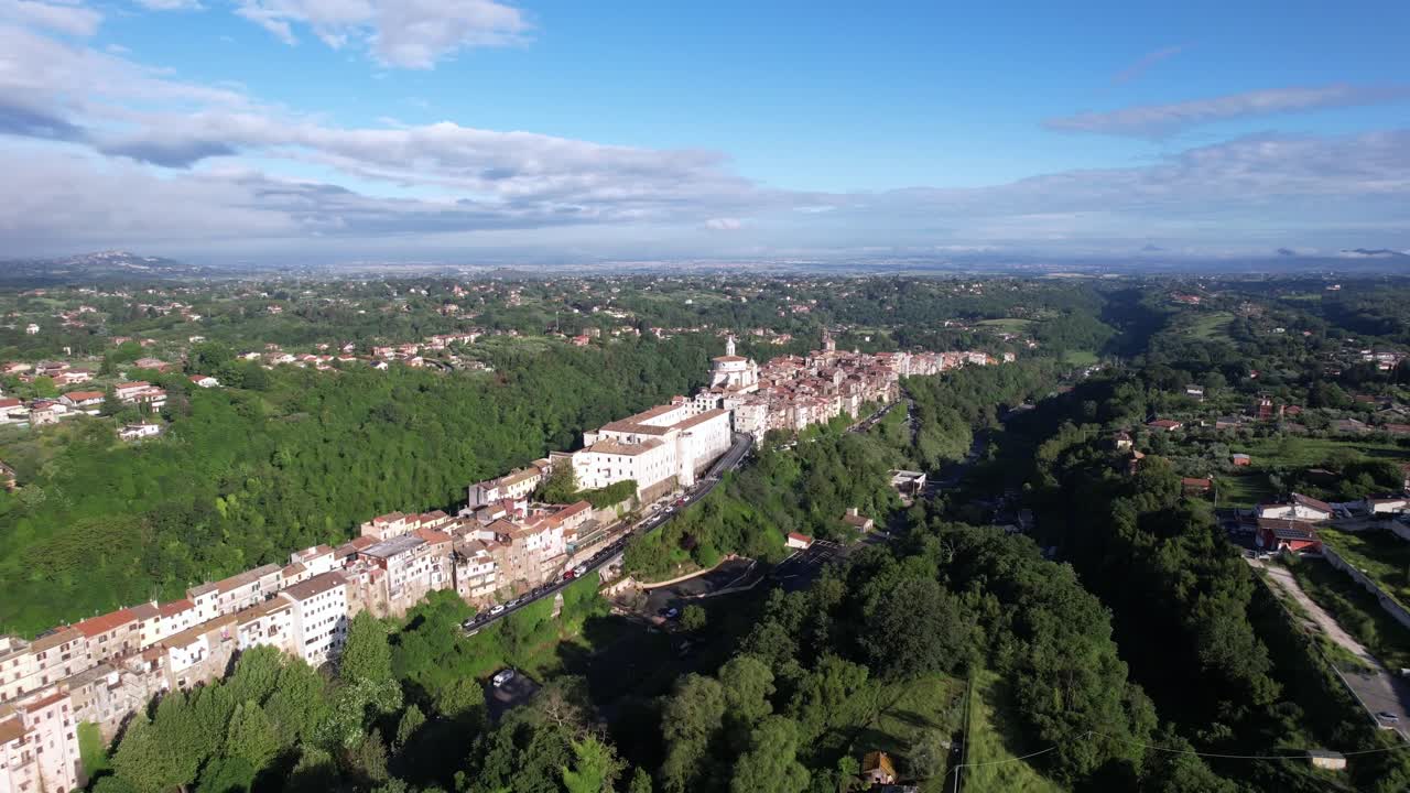 Inquadratura aerea cinematografica della splendida antica città italiana di Zagarolo, su una stretta collina.