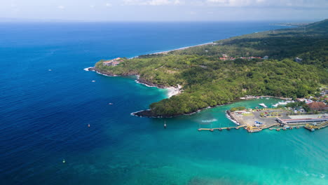 Puerto-Marítimo-Con-Ferries-Y-Barcos-En-Los-Mares-Azul-Agua-De-Bali,-Indonesia.