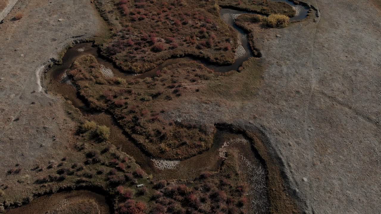 4k drone vuela sobre el sinuoso río y el campo en las montañas de diente de sierra, stanley idaho