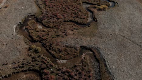 4K-Drohne-Fliegt-über-Gewundenen-Fluss-Und-Landfeld-In-Den-Sawtooth-Mountains,-Stanley,-Idaho