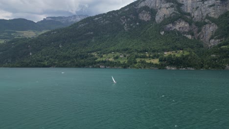 Disfrutando-De-La-Actividad-De-Ocio-De-Navegación-En-Yate-Deportes-Acuáticos-En-El-Lago-Walensee