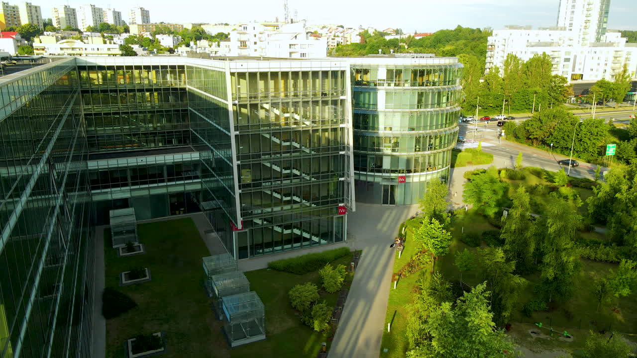 Luftpanorama som viser glasfacadedesignet på bygningen for Pommersk Videnskabs- og Teknologi Park Gdynia - ved solnedgang på en sommerdag, Polen.
