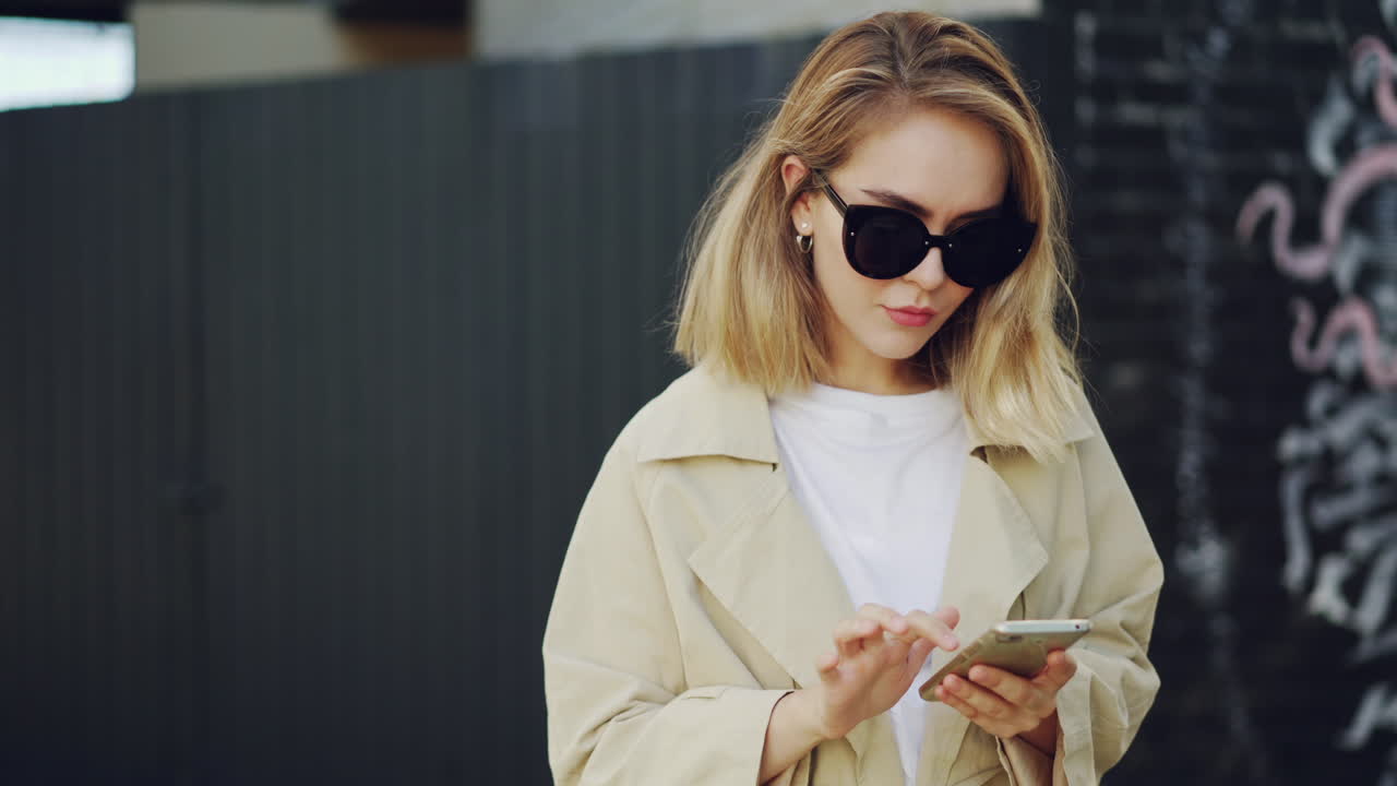 Donna che utilizza smartphone all'aperto