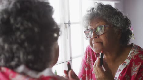 una mujer afroamericana mayor que pasa tiempo en casa cuidándose a sí misma en distanciamiento social