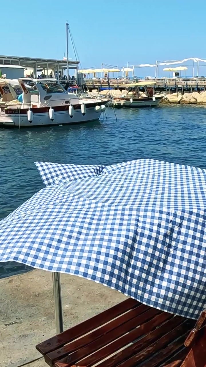 Tavoli con ombrelloni in riva al mare a Sorrento