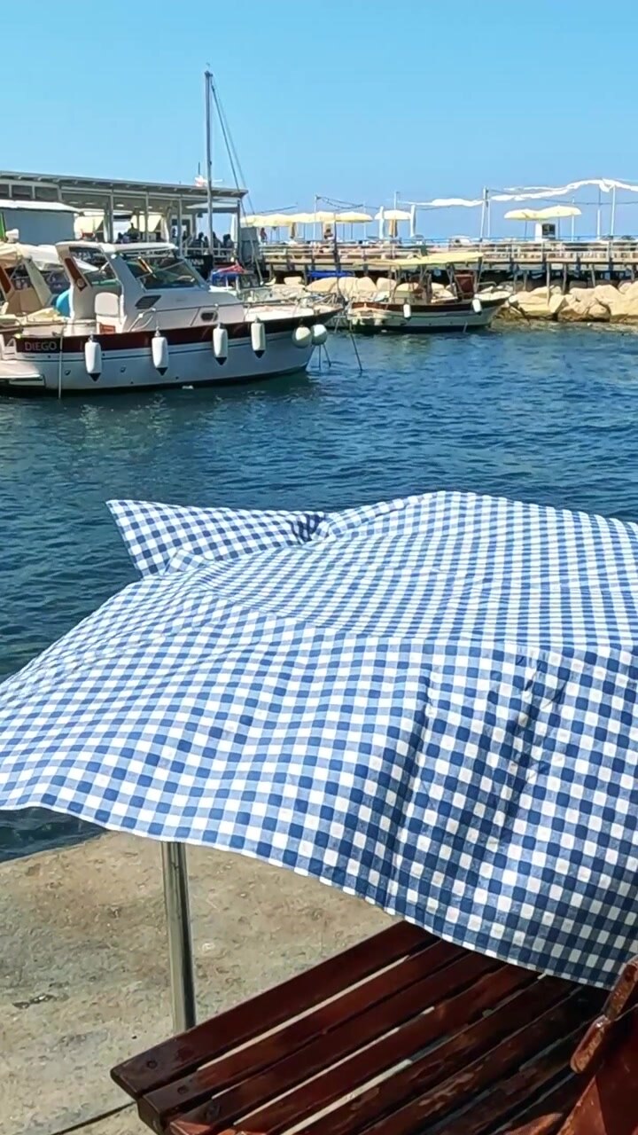 Tavoli con ombrelloni in riva al mare a Sorrento