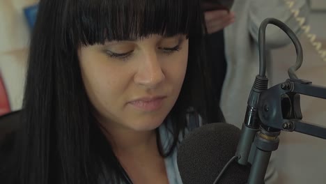 el dj de radio en el estudio de transmisión está trabajando.