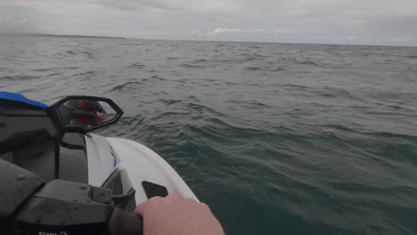 POV-Aufnahme-Eines-Jetski-Fahrers,-Der-Sich-Ausruht-Und-Die-Aussicht-Auf-Newquay-Genießt