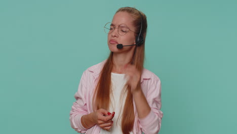 niña adolescente que usa auriculares, trabajadora independiente, centro de llamadas o operador de servicio de apoyo