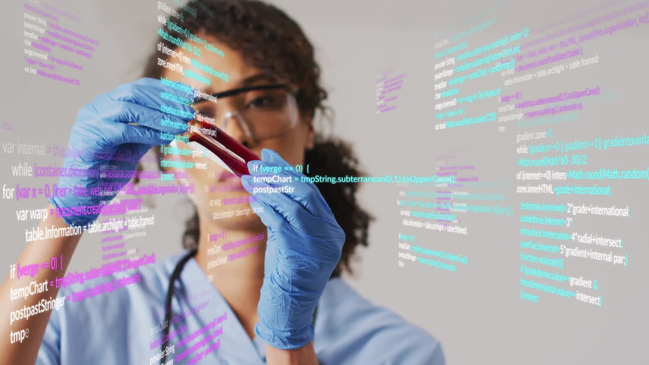 sosteniendo el tubo de ensayo, el científico analizando los datos con animación de código superpuesta