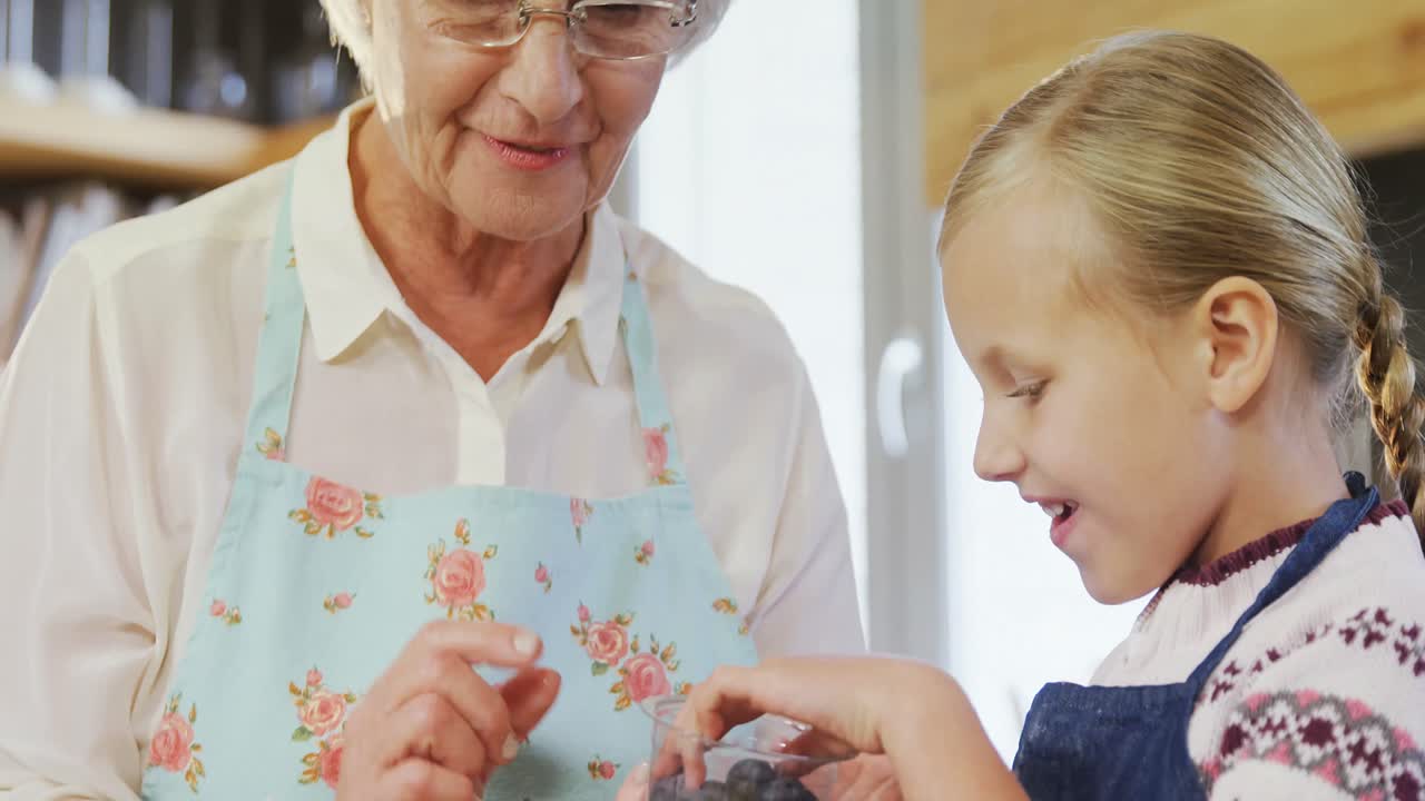 abuela y nieta decorando el pastel 4k