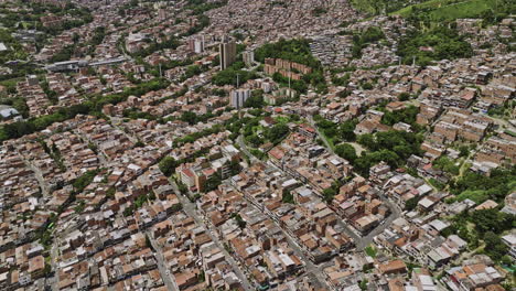 Medellin-Colombia-Vista-Aérea-V23-Vista-Aérea-Drone-Sobrevuelo-Metropolitano-Y-Juan-Xxiii-Capturando-Casas-Residenciales-En-La-Ladera-De-La-Comuna-13-Y-La-Estación-De-Telecabina---Filmada-Con-Cine-Mavic-3---Noviembre-De-2022