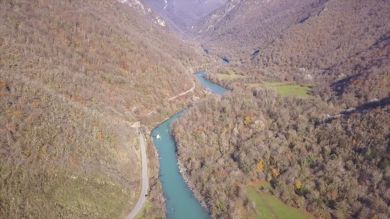 valle de montaña con río y carretera