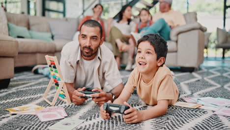 padre e hijo jugando juegos educativos juntos