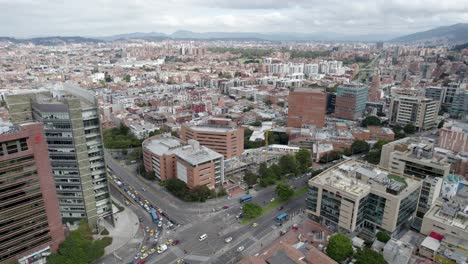 vista aérea de los espectaculares cielos sobre bogotá, la capital y ciudad más grande de colombia, américa del sur