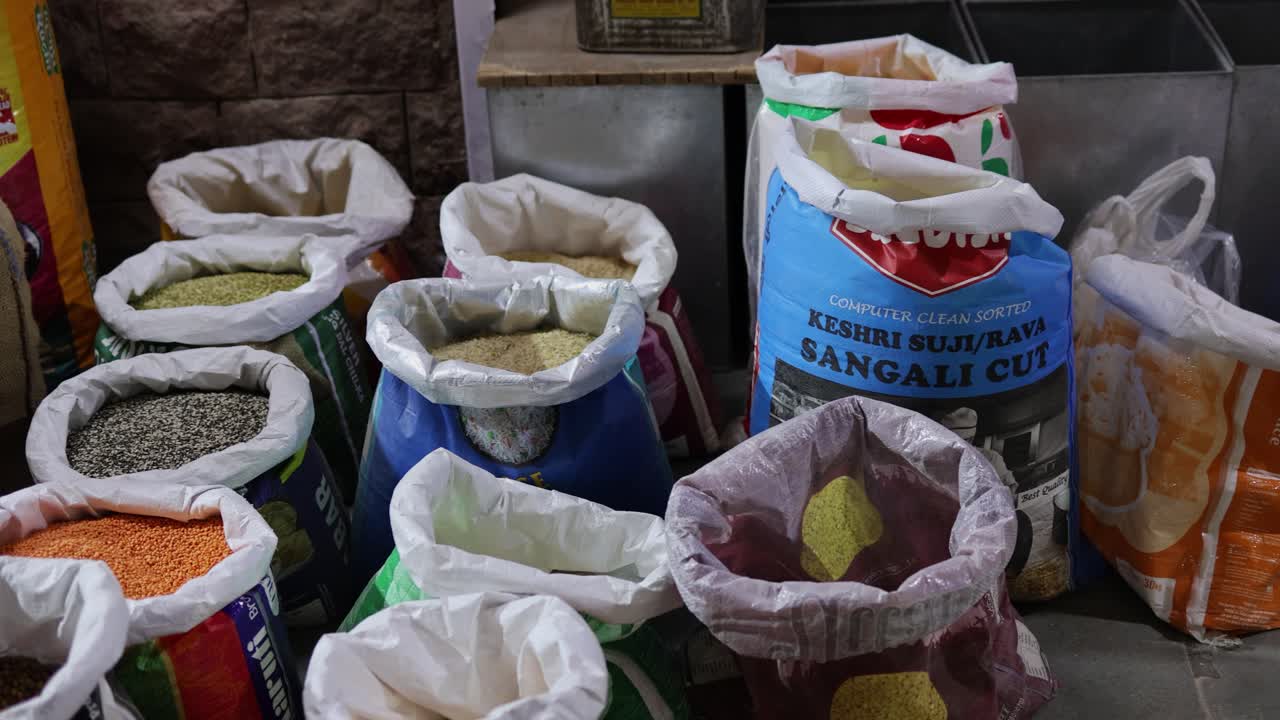 소매점에서 콩과 곡물의 다양성 - 낮에 위쪽 각도에서 위쪽 각도로