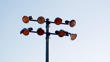 Luces-De-La-Cancha-Apagadas-En-Un-Día-Soleado