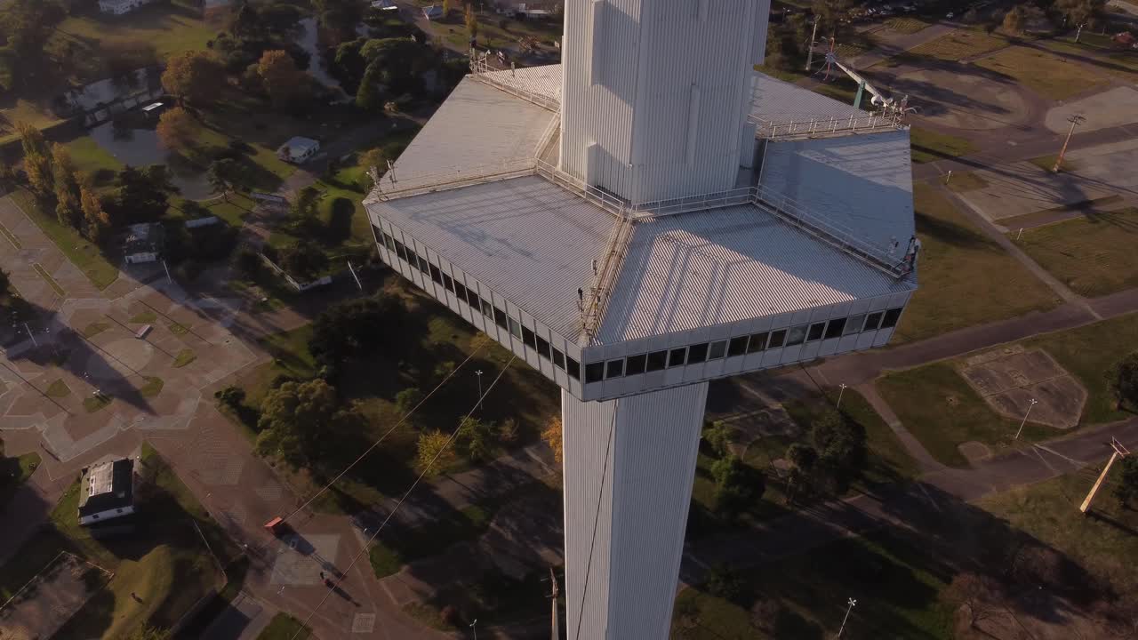 toma aérea de pájaros de la torre espacial futurista en buenos aires durante la puesta de sol - vista de ángulo alto