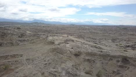 desierto seco gris con nubes