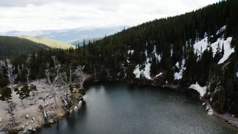 amplia vista aérea del viento que sopla sobre el lago de santa maría en colorado