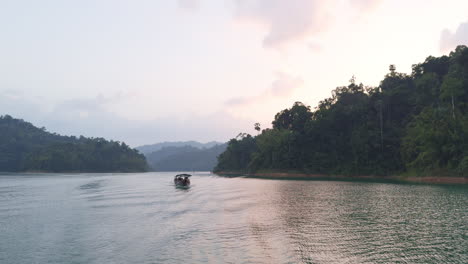 Una-Vista-Panorámica-Del-Mar-Tropical-Y-Los-Barcos-Al-Atardecer