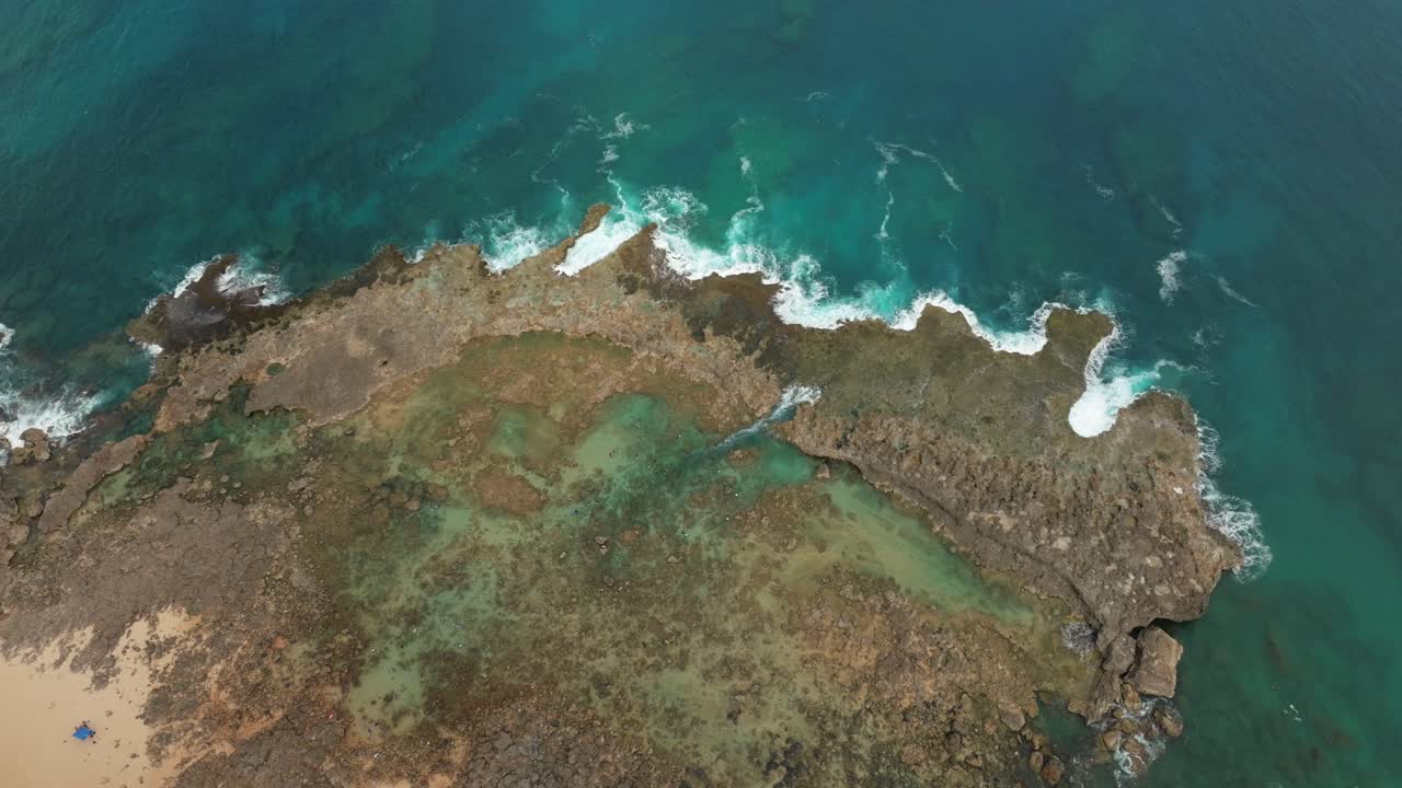 volando sobre una gran formación de arrecifes en hawaii