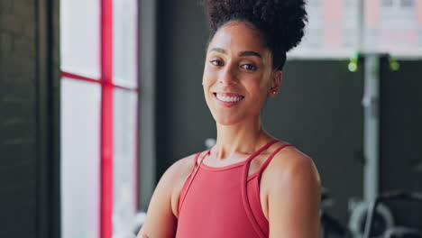 mujer negra, entrenadora personal de gimnasio