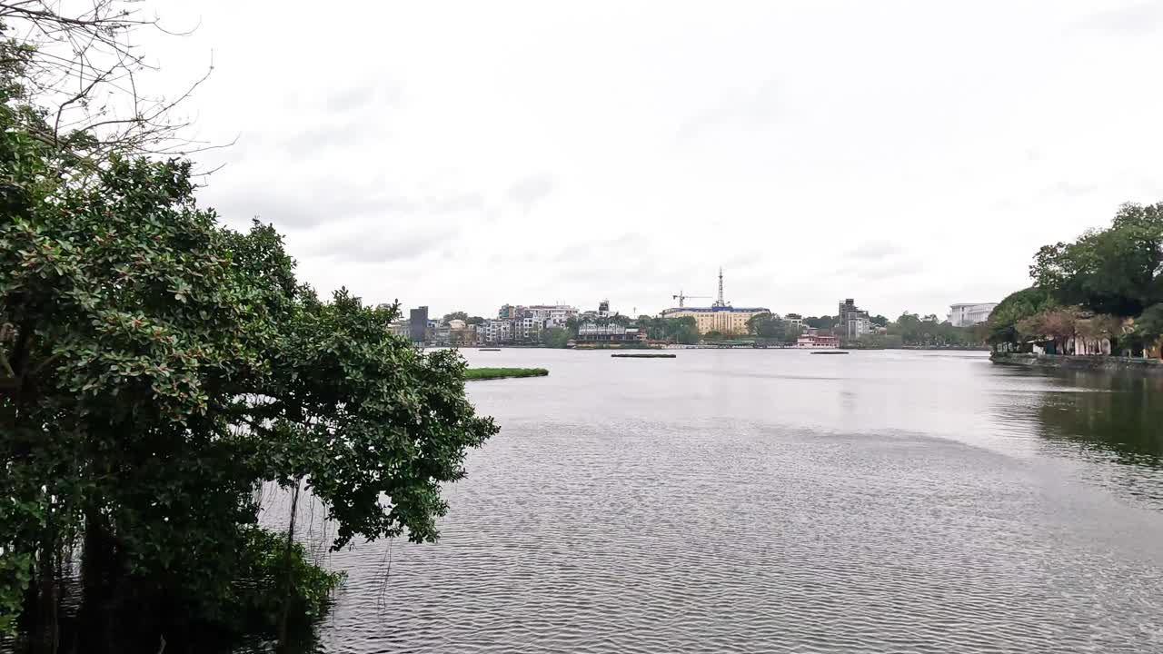 호수 를 가로지르는 사원 으로 가는 다리