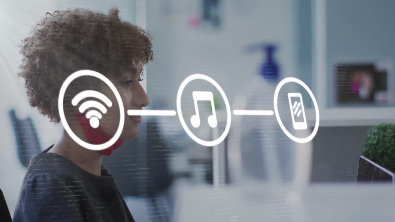 animación de iconos de los medios sobre una mujer biracial usando una computadora portátil.