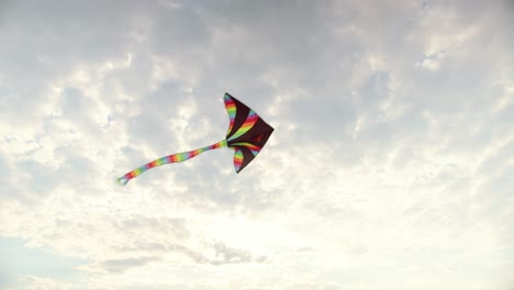 vista de ángulo bajo de una cometa colorida volando en el cielo azul