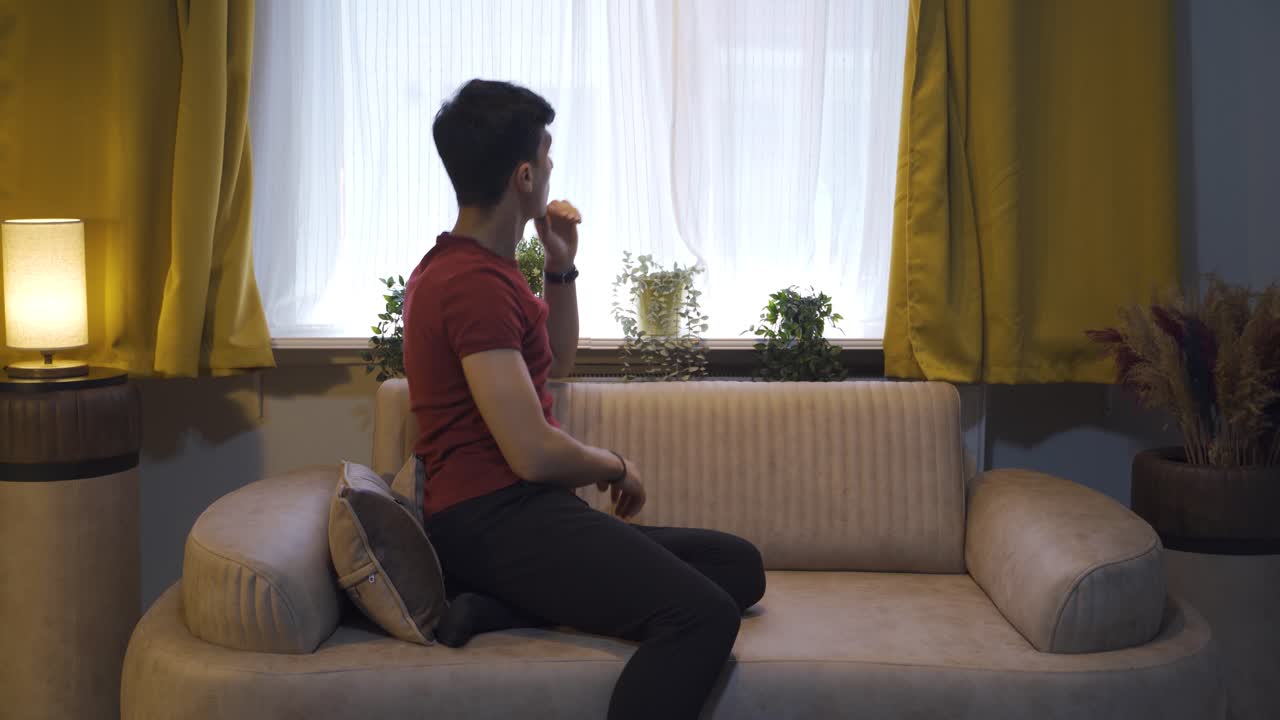 그 남자는 집에서 닫힌 커튼을 열었습니다.