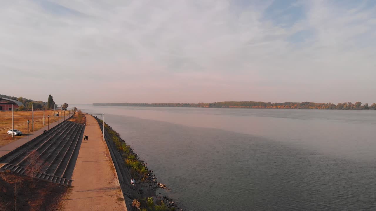 Passeggiata lungo il fiume in una bella giornata di sole autunnale
