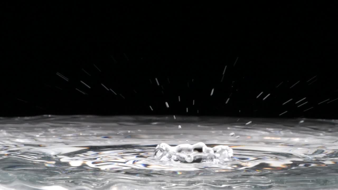 미묘한 크리스탈 수영장으로 떨어지는 물방울, 추상 slowmo 근접 촬영