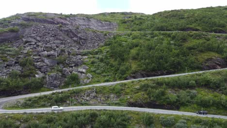 curvas cerradas y caminos sinuosos con tráfico turístico de verano en las colinas de halsabakkane vikafjell mountain noruega - antena ascendente