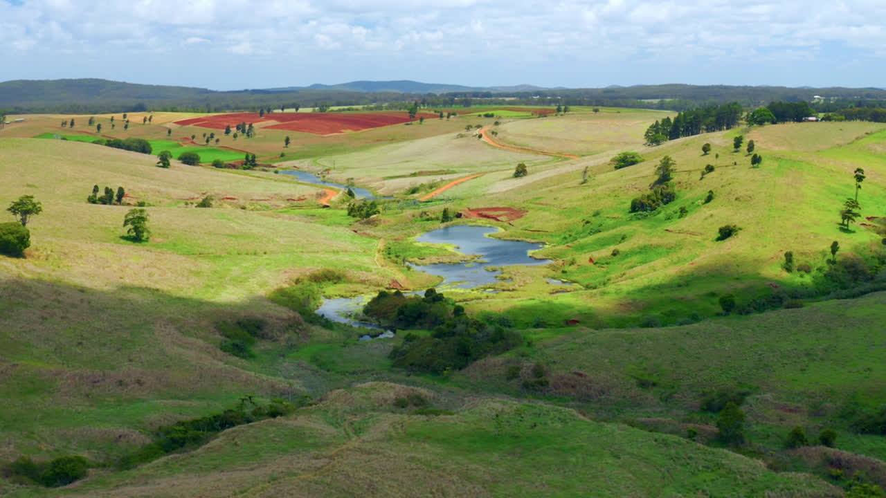 Luftfoto af grønne landbrugsarealer i Atherton Tablelands-regionen, Queensland, Australien - droneoptagelse